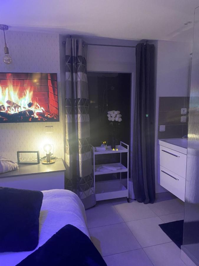 La Suite De Charme Du Mas De La Fontaine De Jonquier Avec Spa Privatif Seguret Bagian luar foto