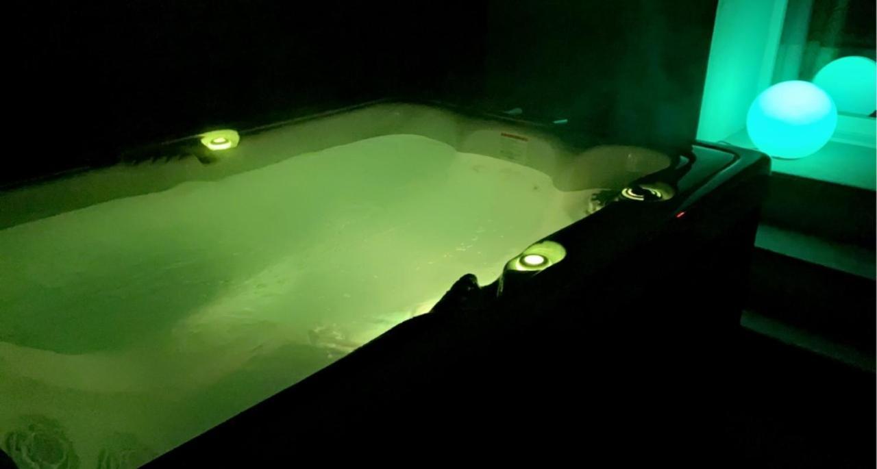 La Suite De Charme Du Mas De La Fontaine De Jonquier Avec Spa Privatif Seguret Bagian luar foto