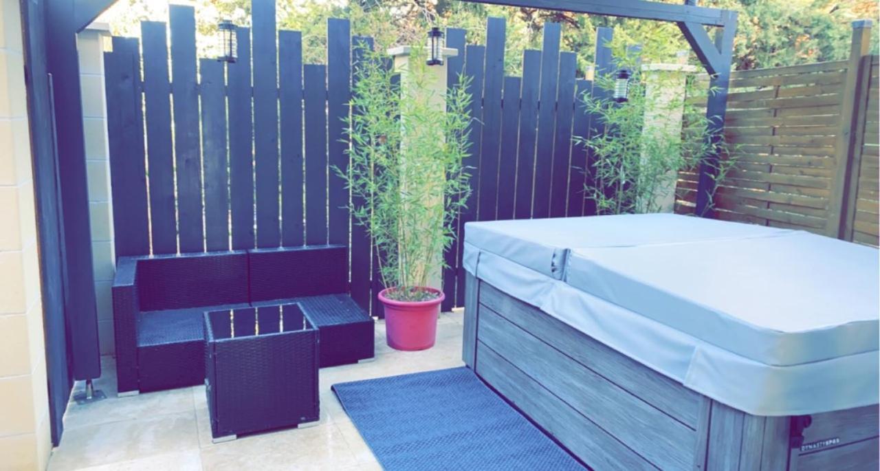 La Suite De Charme Du Mas De La Fontaine De Jonquier Avec Spa Privatif Seguret Bagian luar foto