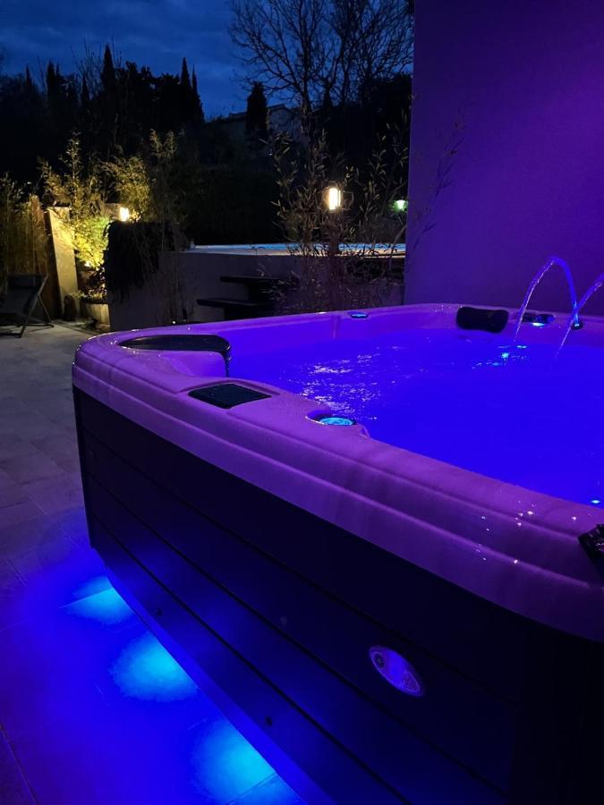 La Suite De Charme Du Mas De La Fontaine De Jonquier Avec Spa Privatif Seguret Bagian luar foto