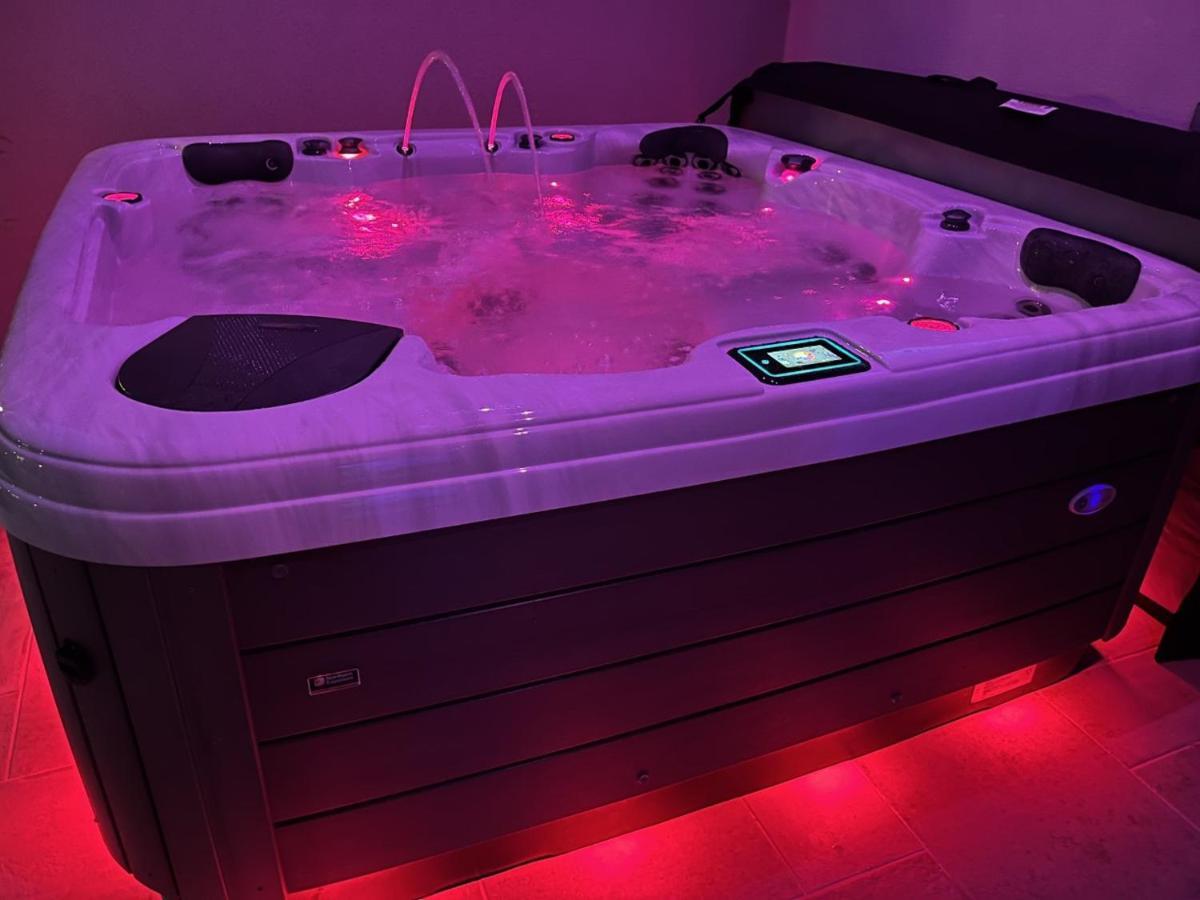La Suite De Charme Du Mas De La Fontaine De Jonquier Avec Spa Privatif Seguret Bagian luar foto