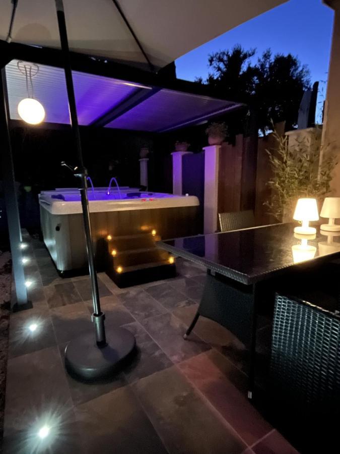 La Suite De Charme Du Mas De La Fontaine De Jonquier Avec Spa Privatif Seguret Bagian luar foto